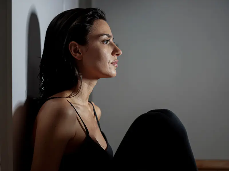 Mujer mirando hacia el horizonte representando los síntomas silenciosos de la depresión